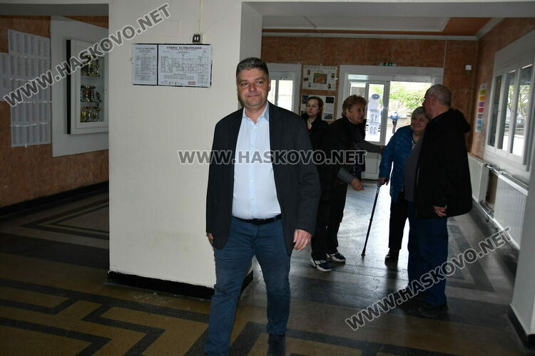 Радослав Вълчев гласува в Хасково: Време е младите хора да остават и да се развиват тук