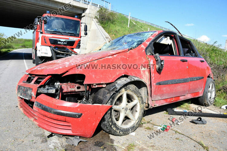 Пиян мъж катастрофира със семейството край Узунджово, две деца са в болница