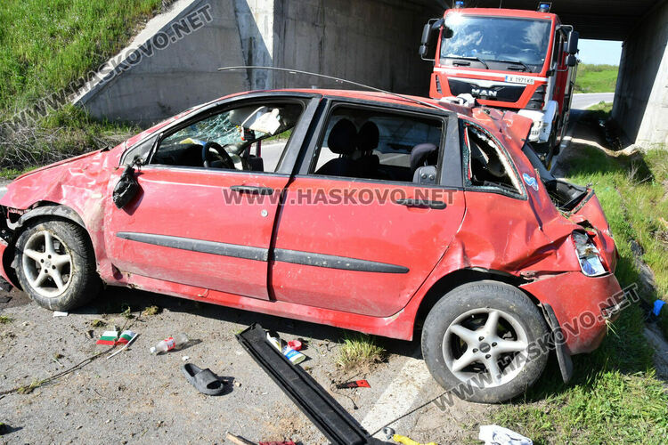 Пиян мъж катастрофира със семейството край Узунджово, две деца са в болница
