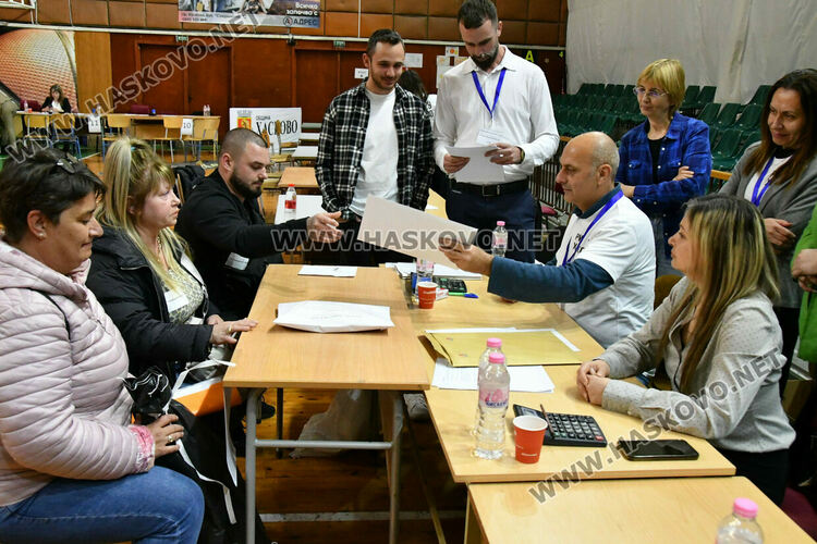 Обявиха края на изборния ден час по-късно