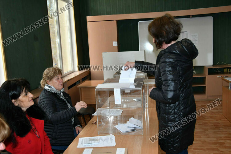 Проблеми с над 10 машини и неявили се членове на комисии белязаха старта на вота в Хасково