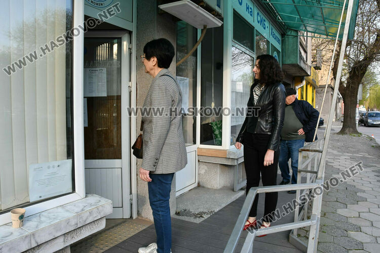 Проблеми с над 10 машини и неявили се членове на комисии белязаха старта на вота в Хасково