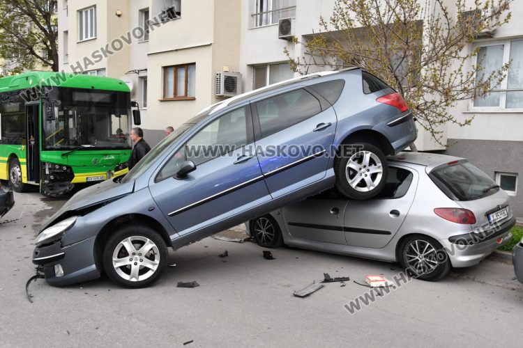 Водачът на електроавтобуса е блъснал 5 паркирани коли и е бил в ареста