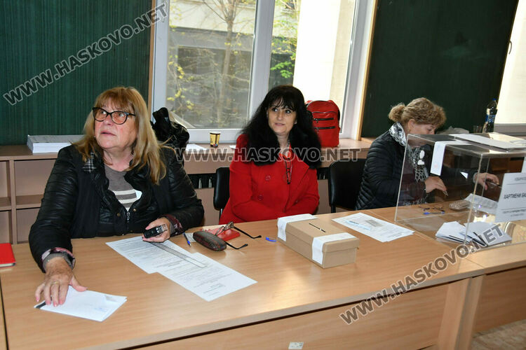 Проблеми с над 10 машини и неявили се членове на комисии белязаха старта на вота в Хасково