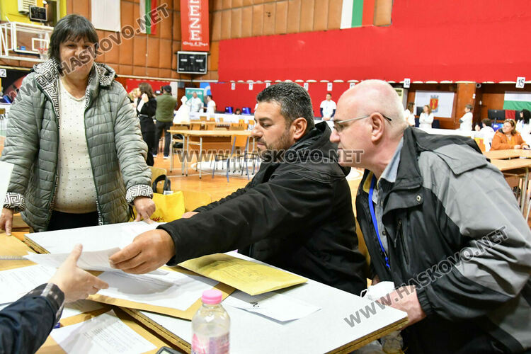 Обявиха края на изборния ден час по-късно