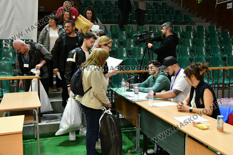 Обявиха края на изборния ден час по-късно