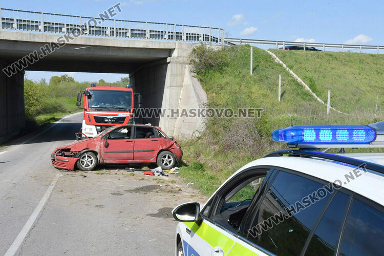 Пиян мъж катастрофира със семейството край Узунджово, две деца са в болница