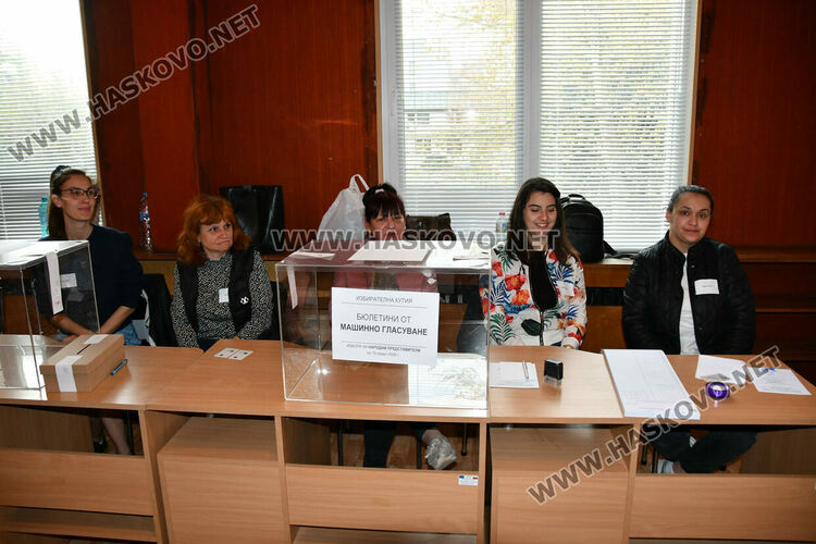Проблеми с над 10 машини и неявили се членове на комисии белязаха старта на вота в Хасково