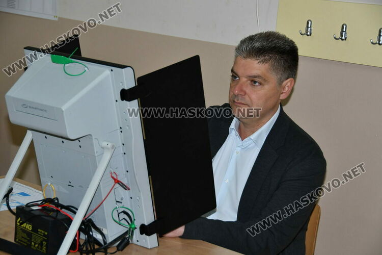 Радослав Вълчев гласува в Хасково: Време е младите хора да остават и да се развиват тук