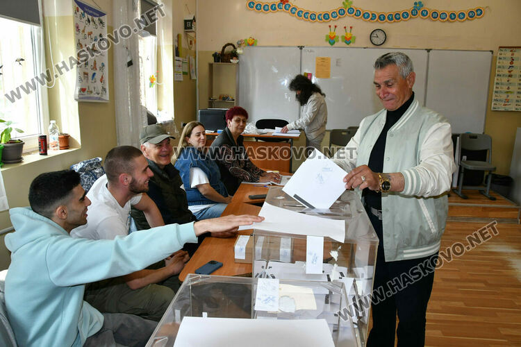 Хартията остава &bdquo;царица&ldquo; в секциите в НУ &bdquo;Г. С. Раковски&ldquo;, а камерите&nbsp;&ndash; нежелани гости
