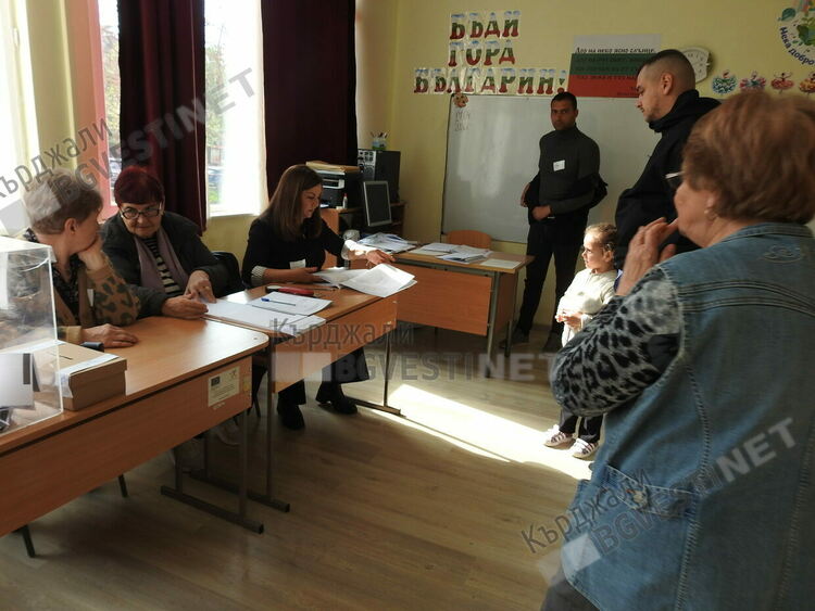 Много нови лица в секционните избирателни комисии в Кърджали,сутрешни опашки пред секциите