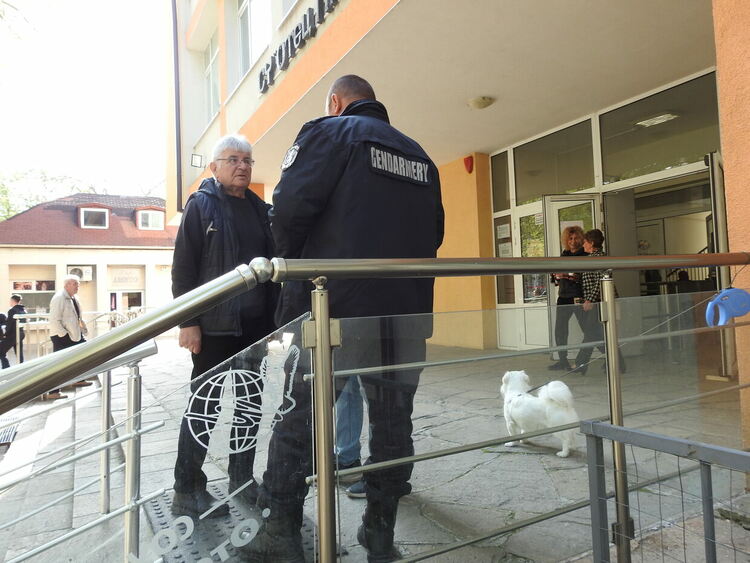 Много нови лица в секционните избирателни комисии в Кърджали,сутрешни опашки пред секциите