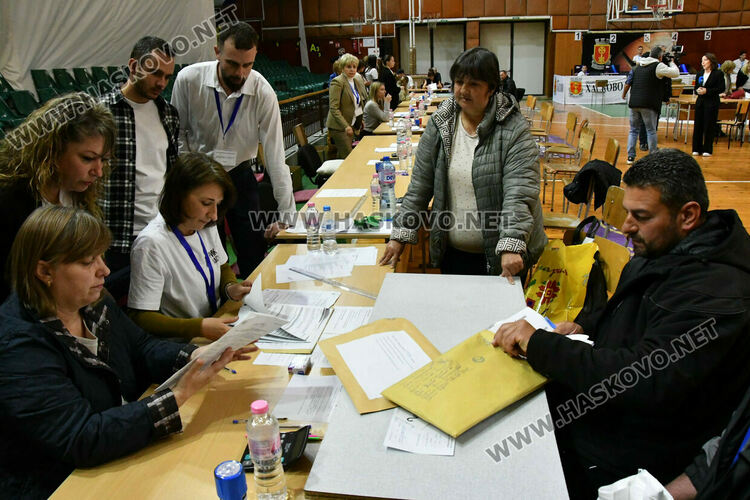 Обявиха края на изборния ден час по-късно