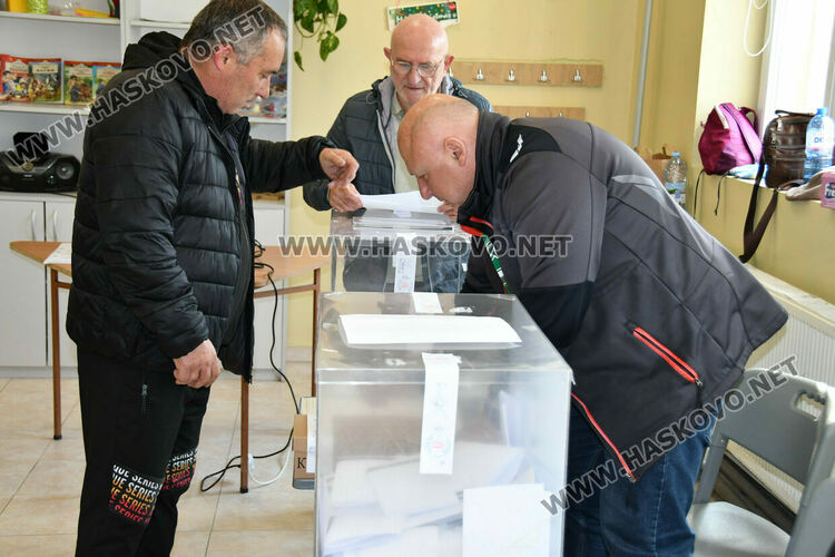 Хартията остава &bdquo;царица&ldquo; в секциите в НУ &bdquo;Г. С. Раковски&ldquo;, а камерите&nbsp;&ndash; нежелани гости