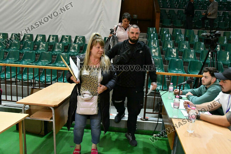 Обявиха края на изборния ден час по-късно