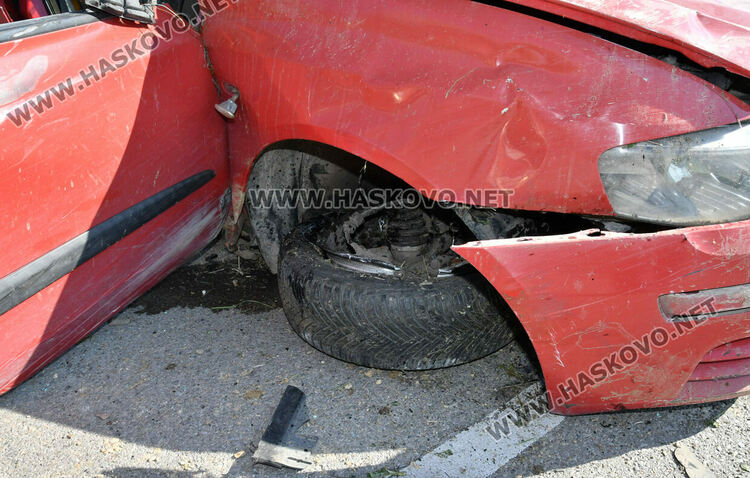 Пиян мъж катастрофира със семейството край Узунджово, две деца са в болница