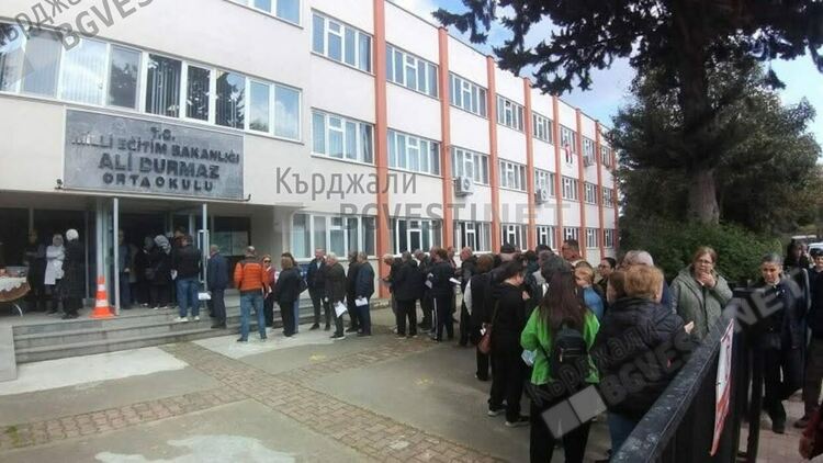 Безпрецедентно,километрични опашки пред урните от наши изселници в Бурса