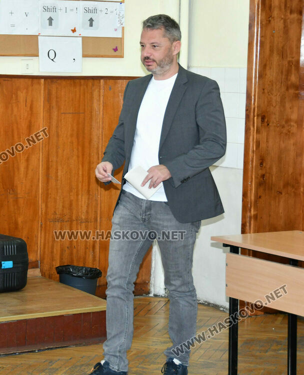 Делян Добрев гласува в Хасково: Избираме между икономическия растеж и заемите