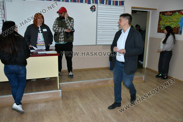 Радослав Вълчев гласува в Хасково: Време е младите хора да остават и да се развиват тук