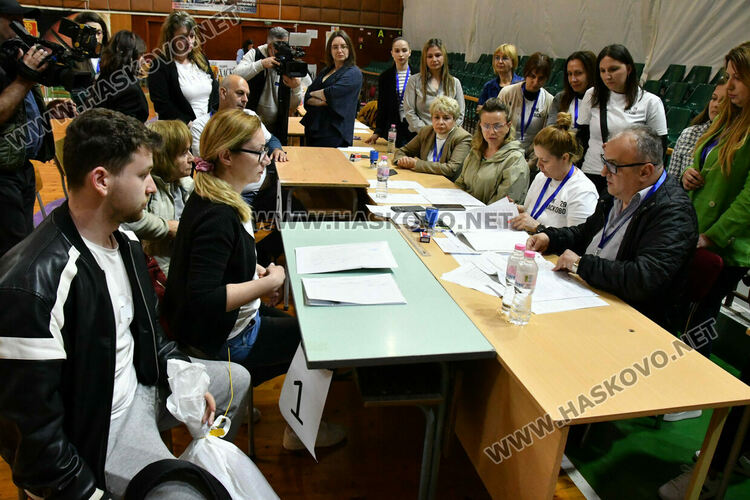 Обявиха края на изборния ден час по-късно