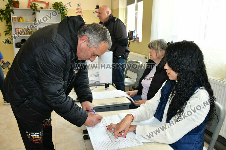 Хартията остава &bdquo;царица&ldquo; в секциите в НУ &bdquo;Г. С. Раковски&ldquo;, а камерите&nbsp;&ndash; нежелани гости