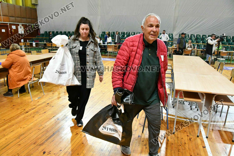 Обявиха края на изборния ден час по-късно