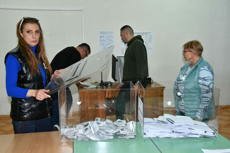 Все още не е обявен край на изборния ден в Хасковско, в Димитровград още гласуват