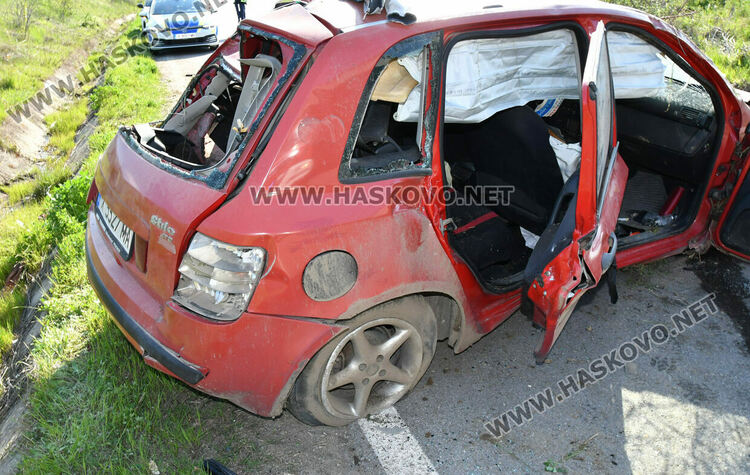 Пиян мъж катастрофира със семейството край Узунджово, две деца са в болница
