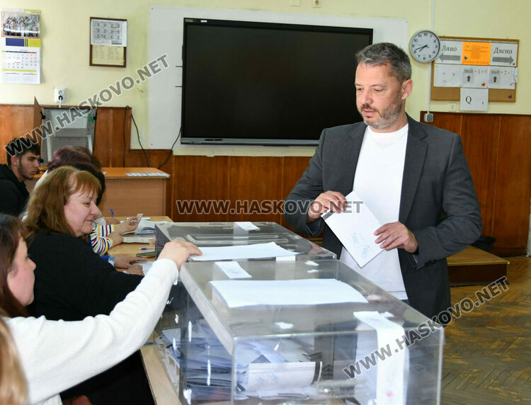 Делян Добрев гласува в Хасково: Избираме между икономическия растеж и заемите