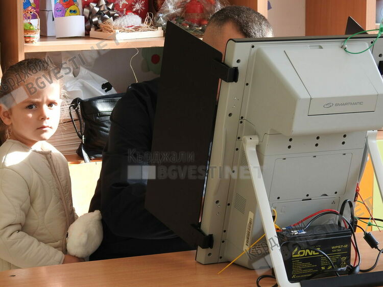 Много нови лица в секционните избирателни комисии в Кърджали,сутрешни опашки пред секциите