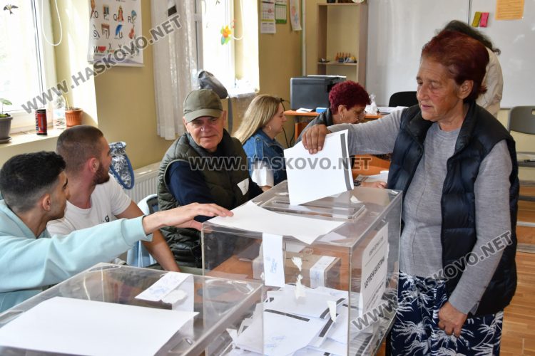 Хартията остава &bdquo;царица&ldquo; в секциите в НУ &bdquo;Г. С. Раковски&ldquo;, а камерите&nbsp;&ndash; нежелани гости