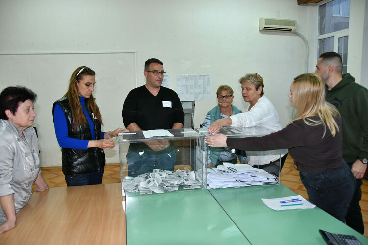 Все още не е обявен край на изборния ден в Хасковско, в Димитровград още гласуват