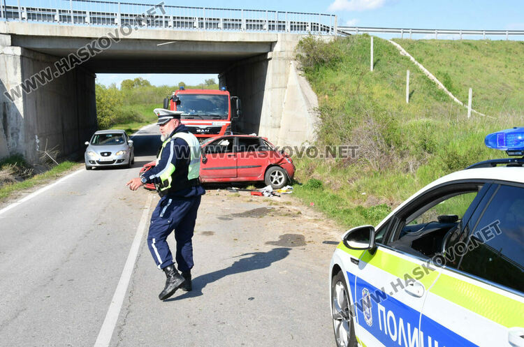 Пиян мъж катастрофира със семейството край Узунджово, две деца са в болница