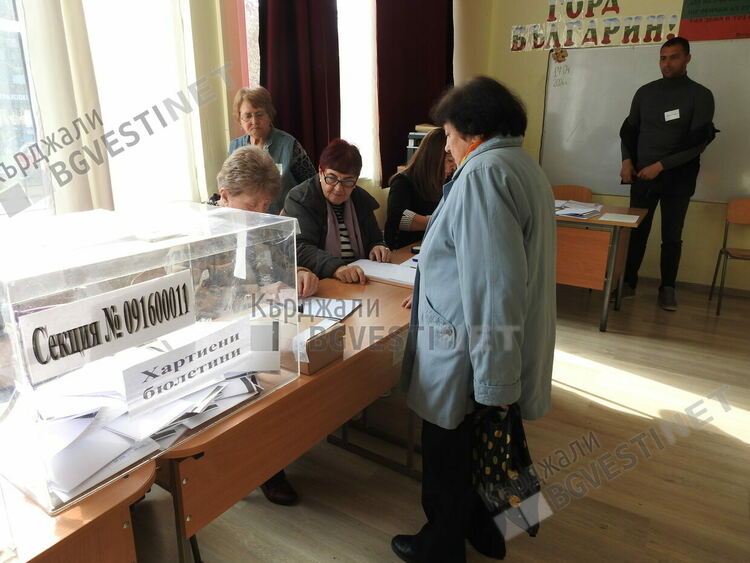 Много нови лица в секционните избирателни комисии в Кърджали,сутрешни опашки пред секциите