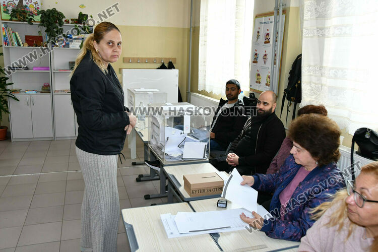 Хартията остава &bdquo;царица&ldquo; в секциите в НУ &bdquo;Г. С. Раковски&ldquo;, а камерите&nbsp;&ndash; нежелани гости