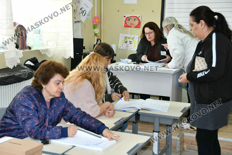 Хартията остава &bdquo;царица&ldquo; в секциите в НУ &bdquo;Г. С. Раковски&ldquo;, а камерите&nbsp;&ndash; нежелани гости