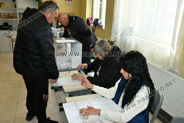 Хартията остава &bdquo;царица&ldquo; в секциите в НУ &bdquo;Г. С. Раковски&ldquo;, а камерите&nbsp;&ndash; нежелани гости