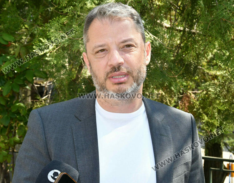 Делян Добрев гласува в Хасково: Избираме между икономическия растеж и заемите