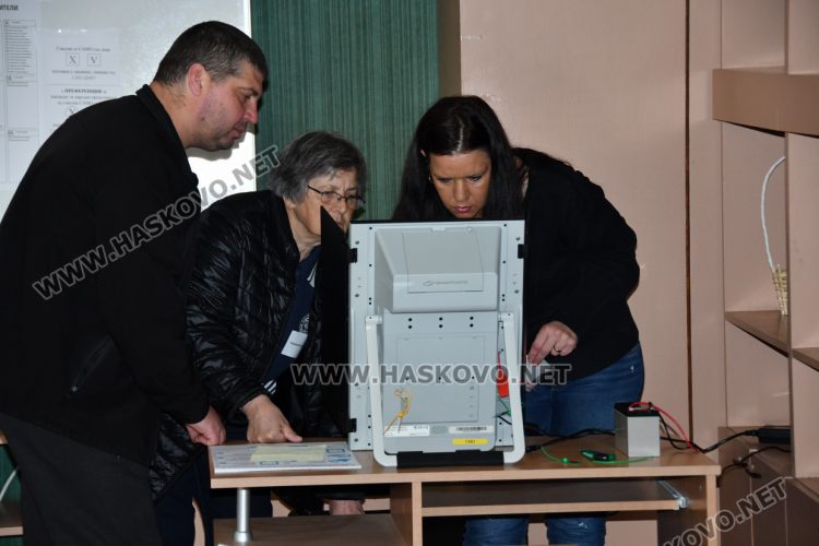 Проблеми с над 10 машини и неявили се членове на комисии белязаха старта на вота в Хасково