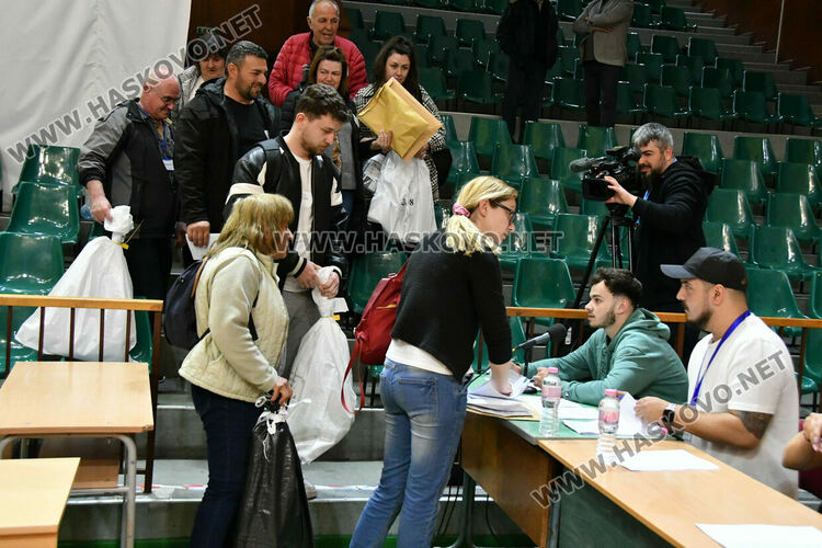 Обявиха края на изборния ден час по-късно