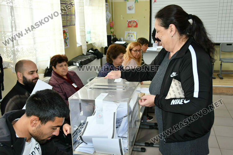 Хартията остава &bdquo;царица&ldquo; в секциите в НУ &bdquo;Г. С. Раковски&ldquo;, а камерите&nbsp;&ndash; нежелани гости