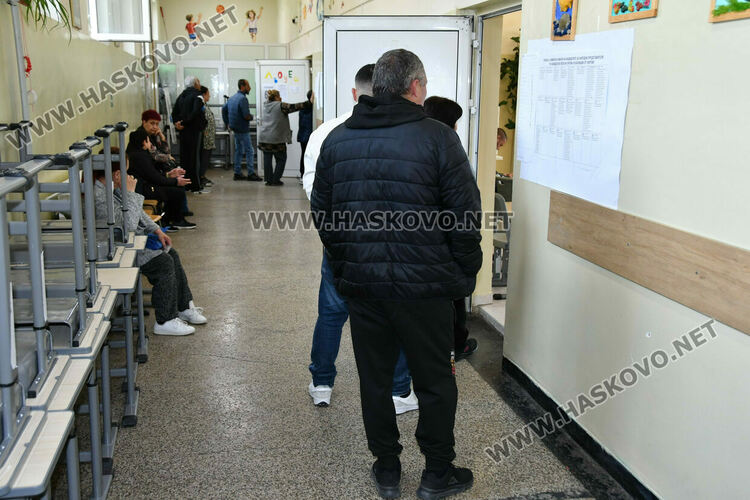 Хартията остава &bdquo;царица&ldquo; в секциите в НУ &bdquo;Г. С. Раковски&ldquo;, а камерите&nbsp;&ndash; нежелани гости