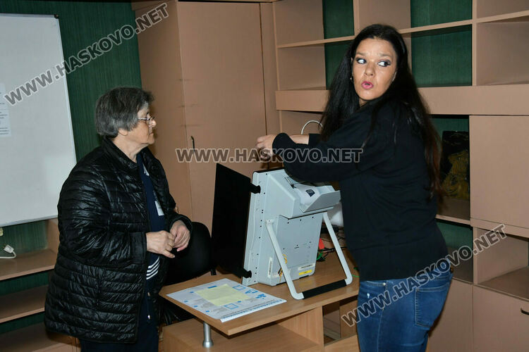Проблеми с над 10 машини и неявили се членове на комисии белязаха старта на вота в Хасково