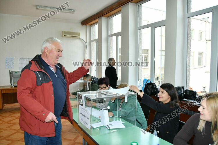 Проблеми с над 10 машини и неявили се членове на комисии белязаха старта на вота в Хасково