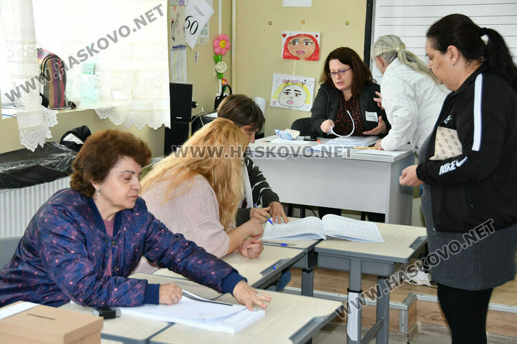 Хартията остава &bdquo;царица&ldquo; в секциите в НУ &bdquo;Г. С. Раковски&ldquo;, а камерите&nbsp;&ndash; нежелани гости