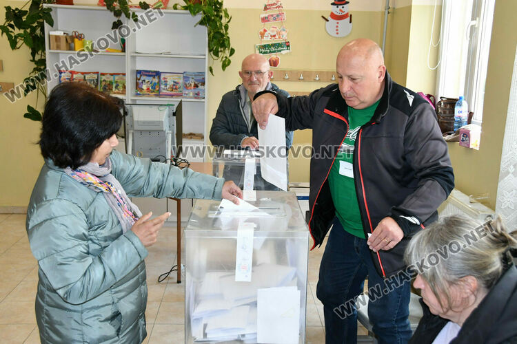 Хартията остава &bdquo;царица&ldquo; в секциите в НУ &bdquo;Г. С. Раковски&ldquo;, а камерите&nbsp;&ndash; нежелани гости