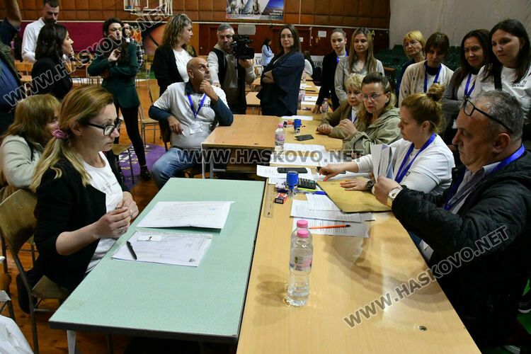 Обявиха края на изборния ден час по-късно