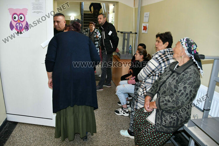 Хартията остава &bdquo;царица&ldquo; в секциите в НУ &bdquo;Г. С. Раковски&ldquo;, а камерите&nbsp;&ndash; нежелани гости