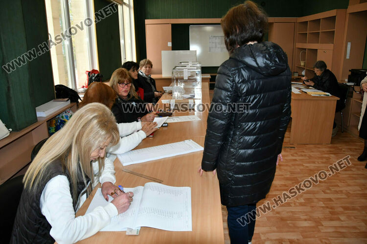 Проблеми с над 10 машини и неявили се членове на комисии белязаха старта на вота в Хасково