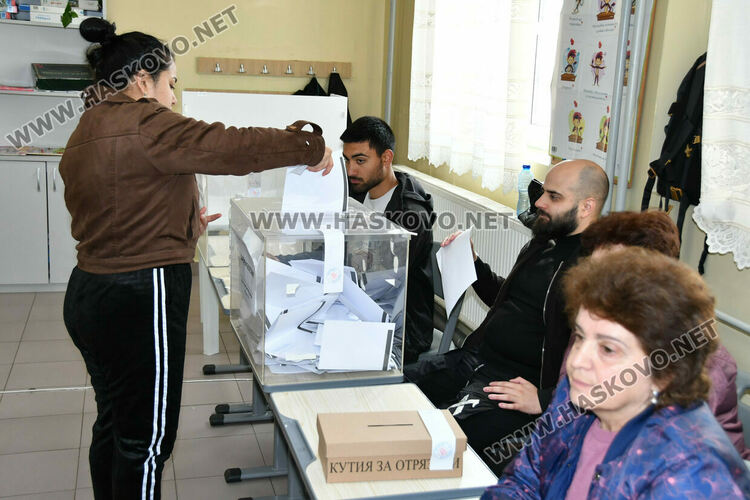 Хартията остава &bdquo;царица&ldquo; в секциите в НУ &bdquo;Г. С. Раковски&ldquo;, а камерите&nbsp;&ndash; нежелани гости